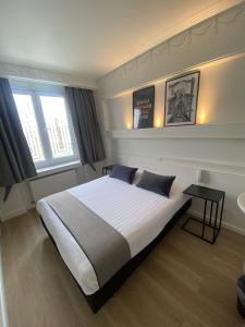 1 dormitorio con 1 cama grande y 2 ventanas en Beaux ARTS, en Amberes