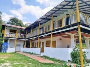 una casa con una gran terraza encima en Casa Clandestina Campestre, en San Rafael