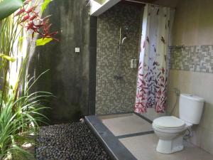 Koupelna v ubytování Tamiu Guesthouse at Desa Wisata Keramas Near Keramas Surf Beach