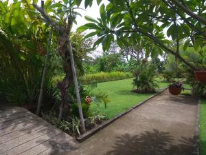 Zahrada ubytování Tamiu Guesthouse at Desa Wisata Keramas Near Keramas Surf Beach