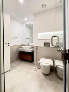 een badkamer met een toilet en een wastafel bij Dar Vacation - Bright and Charming 1 BR Apartment in Dubai