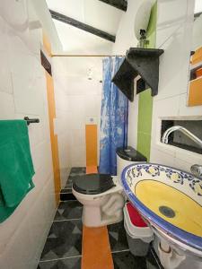 łazienka z toaletą i umywalką w obiekcie Casa Clandestina Campestre w mieście San Rafael