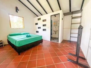 una habitación con una cama y una escalera en ella en Casa Clandestina Campestre, en San Rafael