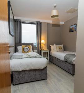 pokój hotelowy z 2 łóżkami i oknem w obiekcie Belfast Quarters: 9th floor Gem! w mieście Belfast