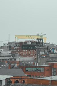 widok na miasto z budynkami w obiekcie Belfast Quarters: 9th floor Gem! w mieście Belfast