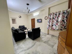 a waiting room with two chairs and a table at Beautiful 3bhk at Hitechcity in Kondapur