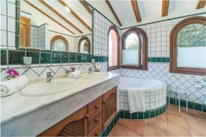 Koupelna v ubytování Villa Tosca Javea by Rock Rentals + 32 fotografií
