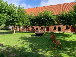 a yard with two chairs and a building at Enkelburg in Saal