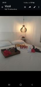 uma foto de uma cama com flores em Royal-inn SPA & Pousada em Itanhaém