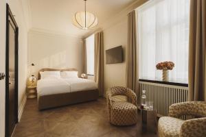 um quarto de hotel com uma cama e uma cadeira em Hotel Bella Grande em Copenhague