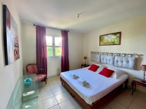 Postelja oz. postelje v sobi nastanitve Appartement Bougainvillier Martinique avec vue incroyable