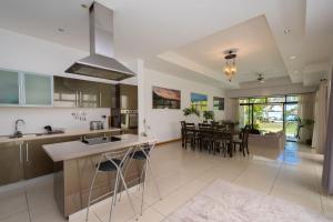 a kitchen and living room with a dining room at Villa 4 chambres THE BAY, pieds dans l'eau au centre de Grand Baie in Grand Baie