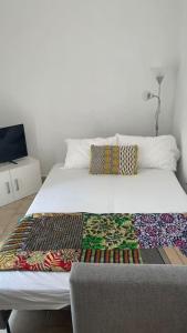 een bed met kussens in een kamer bij Ca del Luf in Arlate