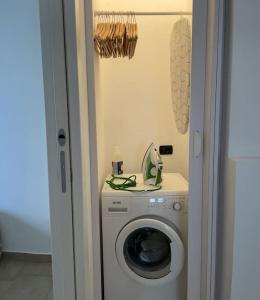 een wasmachine en droger in een kleine kamer bij Ca del Luf in Arlate