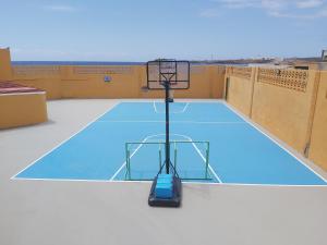 un aro de baloncesto en una cancha cubierta en Casa Agua y Sol II, en Porís de Abona