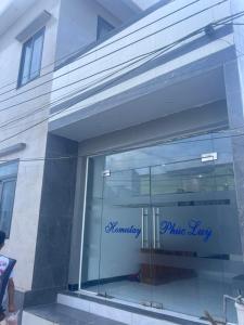 una vetrina di un negozio con la scritta memoria gioia blu di HOMESTAY PHÚC LŨY a Cu Lao Thu Altre 18 foto