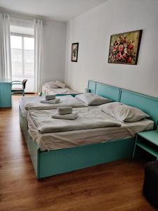 een slaapkamer met 2 bedden in een kamer bij Hotel Celerin in Telč
