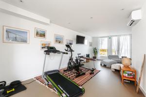 una sala de estar con una cinta de correr en el medio de una habitación en Les Pins, studio vue mer, en Rivedoux-Plage