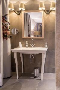 a bathroom with a sink and a mirror at Hotel Greuterhof in Islikon