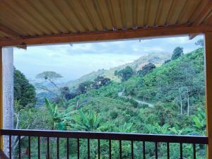 einen Balkon mit Bergblick in der Unterkunft CARRIQUI in Calarcá