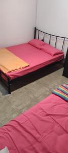2 Einzelbetten in einem Zimmer mit roter Bettwäsche in der Unterkunft Detached House in Sykia in Sykia
