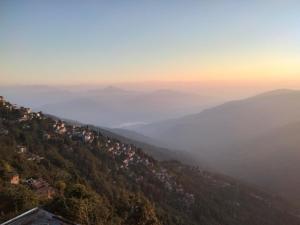 Sunrise في دارجيلنغ: اطلالة على وادي في الجبال وقت الغروب