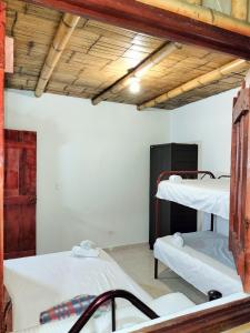 カラルカにあるCARRIQUIの二段ベッド2組が備わる客室です。