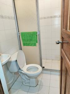 カラルカにあるCARRIQUIのバスルーム(トイレ、洗面台、シャワー付)