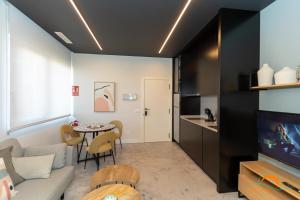 オ・グローベにあるapartamento sol e luaのソファとテーブルのあるリビングルーム