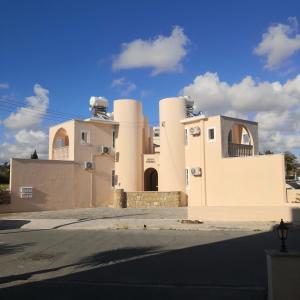 ein Haus mit zwei Türmen auf einer Straße in der Unterkunft Seashell Apartments in Paphos City
