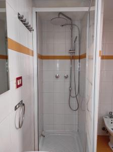 W łazience znajduje się prysznic i umywalka. w obiekcie Appartamento Politeama w mieście Palermo