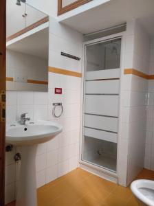 W łazience znajduje się umywalka i prysznic. w obiekcie Appartamento Politeama w mieście Palermo