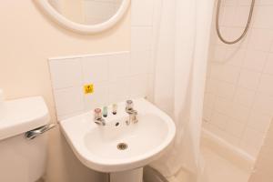 uma casa de banho com um lavatório, um WC e um espelho. em Superior En-suite Apartment 6 em Plymouth