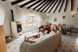 een woonkamer met een bank en een tafel bij CostaBlancaDreams Casa Azul in Calpe in Calpe