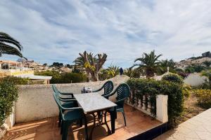 een tafel en stoelen op een balkon bij CostaBlancaDreams Casa Azul in Calpe in Calpe