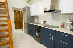 Η κουζίνα ή μικρή κουζίνα στο The Den On A Beautiful Farm Near Cannock Chase By StayStaycations +17 φωτογραφίες