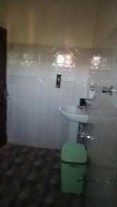 łazienka z umywalką i toaletą w obiekcie Bustani Luxury Cottages w mieście Voi