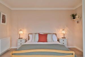 1 dormitorio con 1 cama grande y 2 mesitas de noche en Cloudbreak Braunton North Devon en Braunton