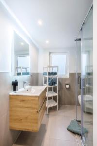 a bathroom with a large sink and a shower at modernes Ferienhaus Sonnendeck 70 QM I Strandnah I Terrasse I 2 Schlafzimmer I Nähe Werbellinsee in Joachimsthal