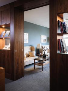 ein Wohnzimmer mit Sofa und Tisch in der Unterkunft ABION Villa Suites in Berlin