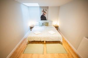 um pequeno quarto com uma cama num quarto em Beautiful 2-bedroom apartment 76m2 BSh-27 em Roterdã
