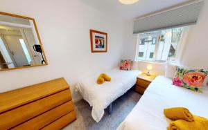 En eller flere senge i et værelse på St Ives Bluebell Cottage