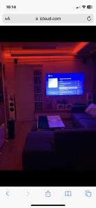 A television and/or entertainment centre at Beautiful romantic apartment in Rotterdam