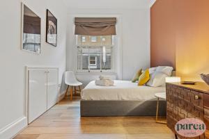 Parea Living - South Kensington, Elegant 1-Bedroom Flat, WFH Desk客房内的一张或多张床位