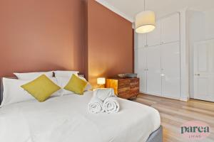 Parea Living - South Kensington, Elegant 1-Bedroom Flat, WFH Desk客房内的一张或多张床位