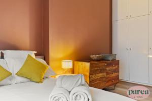 Parea Living - South Kensington, Elegant 1-Bedroom Flat, WFH Desk客房内的一张或多张床位