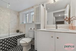 Parea Living - South Kensington, Elegant 1-Bedroom Flat, WFH Desk的一间浴室