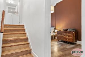 Parea Living - South Kensington, Elegant 1-Bedroom Flat, WFH Desk的休息区
