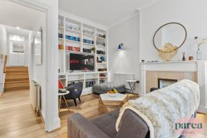 Parea Living - South Kensington, Elegant 1-Bedroom Flat, WFH Desk的休息区