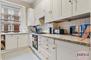 Parea Living - South Kensington, Elegant 1-Bedroom Flat, WFH Desk的厨房或小厨房